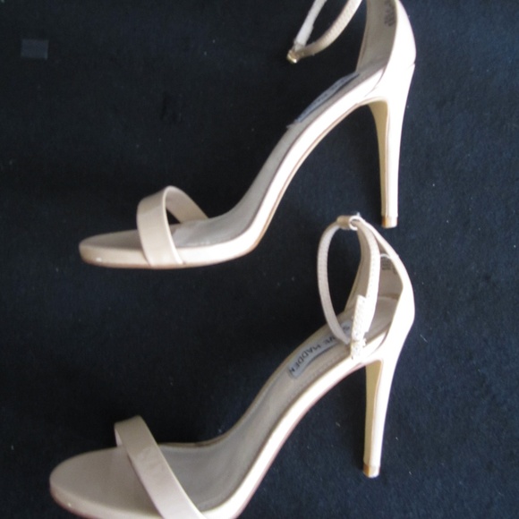STEVE MADDEN - Ivory Patent Leather Heel - Picture 1 of 3